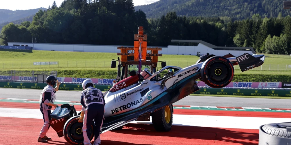 Verstapens Austrijas "Grand Prix" sprinta sacīkstes sāks no pirmās vietas; abi "Mercedes" piloti avarē