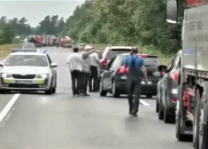 "Uzlauzām durvis, zem mucas guļ bērns, dzīvs" - aculiecinieki atklāj Liepājas šosejas traģiskās avārijas detaļas