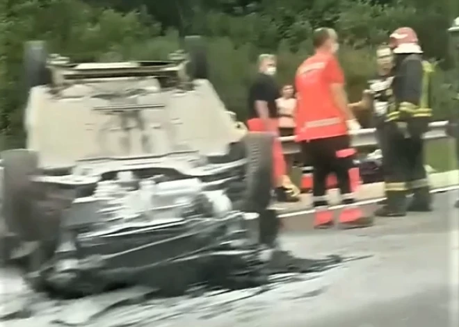 Avārijā uz Daugavpils šosejas auto apgāzies uz jumta