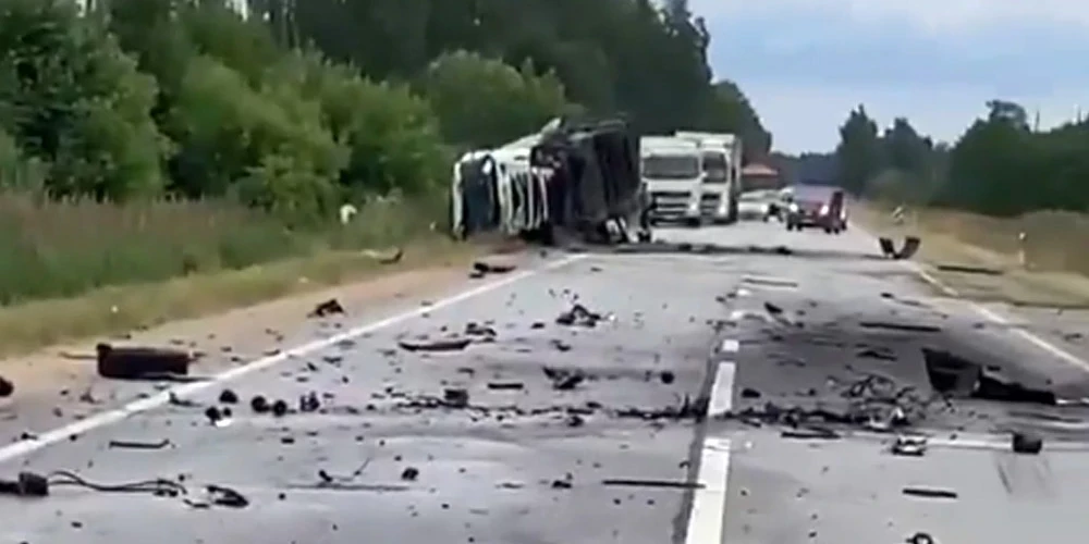 Avārijā uz Liepājas šosejas piektdien noplūdusī degviela rada bīstamu piesārņojumu aptuveni 100 kvadrātmetru platībā. 