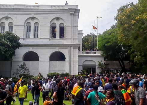 На Шри-Ланке протестующие взяли штурмом резиденцию президента