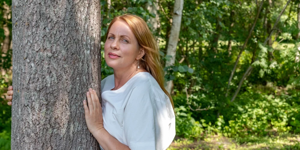 Aktrise Sigita Pļaviņa ļoti brīvi jūtas savos Cīrulīšos – spēku smeļ no vecajiem kokiem pagalmā, augiem, zemes.