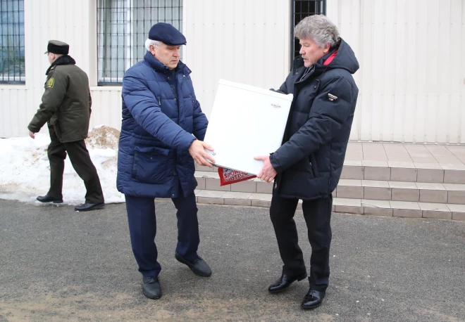  200 000 eiro. 2019. gada februāris, bijušais “Rīgas satiksmes” valdes priekšsēdētājs Leons Bemhens (pa labi) iznāk brīvībā. Advokāts Varis Klotiņš viņu aizstāv ne tikai tiesas zālē, bet arī izpalīdz ar ledusskapja nešanu.