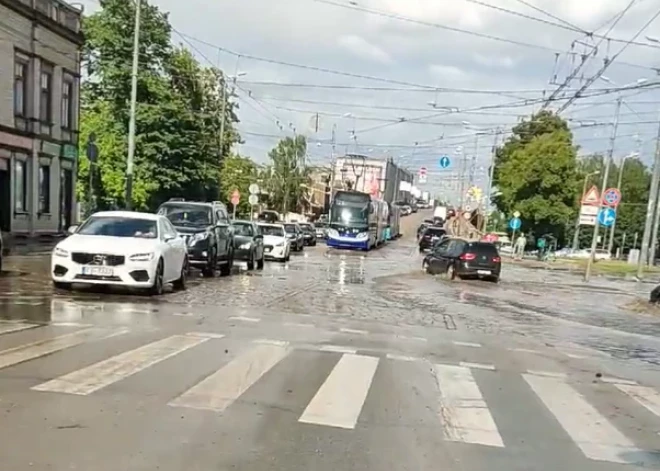 Plūdi pie Gaisa tilta ietekmējuši tramvaju kustību