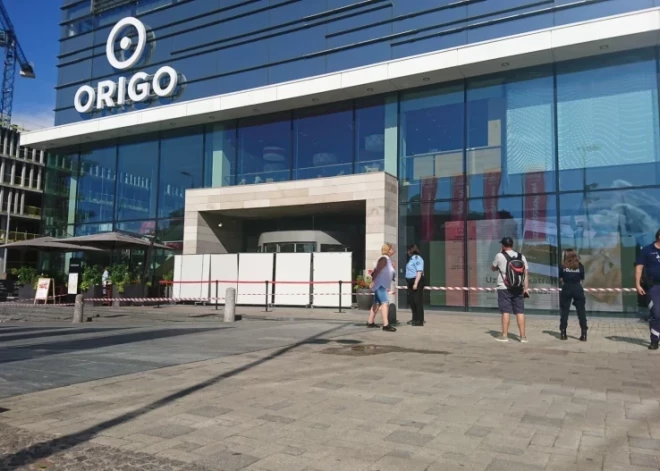 Деформировалась конструкция потолка на входе в Origo: территория огорожена