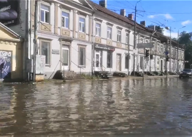 Barona ielā kā Venēcijā, bet Pārdaugavā saulains. Dažviet Rīgā pamatīgi applūdušas ielas