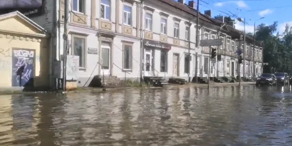 На улицах Риги после ливней пришлось откачивать воду