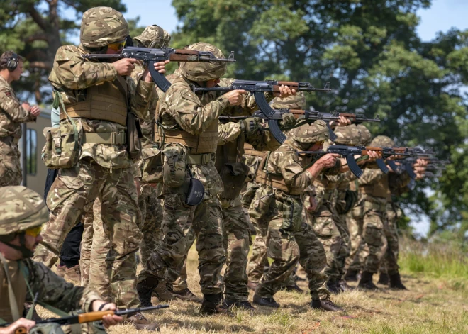 Lielbritānijā uz militārajām apmācībām ieradusies pirmā Ukrainas karavīru grupa