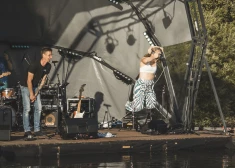 FOTO: dziedātāja Būū festivālā Liepājā no skatuves ielec ezerā