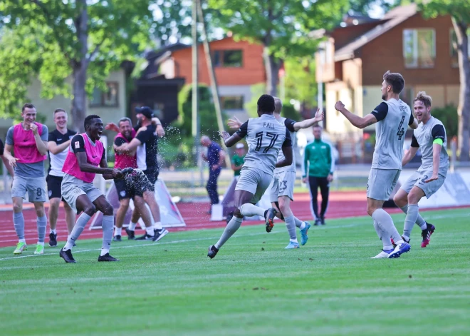 "Valmieras" futbolisti astotdaļfinālā, teju visu maču spēlējot mazākumā, uzvar "Riga" komandu