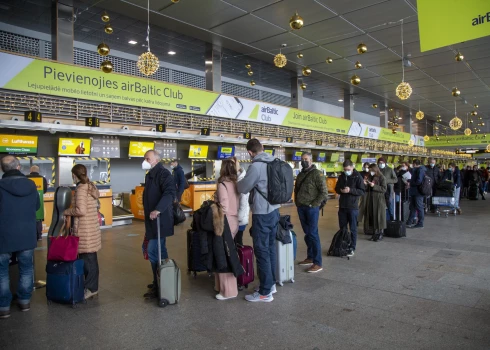 Cilvēku rindas Starptautiskās lidostas "Rīga" pasažieru terminālī.