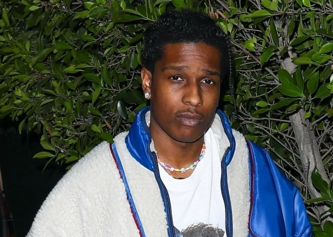 A$AP Rocky на концерте отверг флаг Украины, но собрал со сцены женское белье