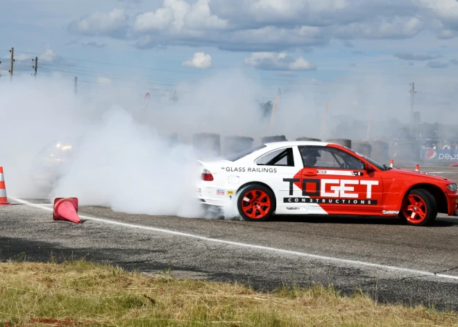 FOTO: Kaucošas riepas un rūcoši motori. Ieskaties Daugavpils drifta festivālā