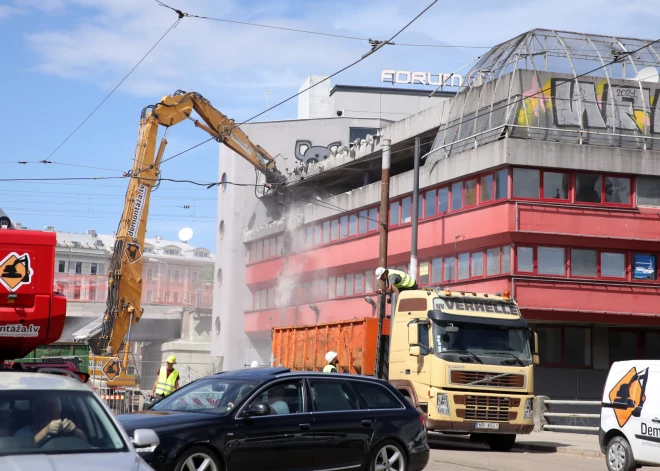 Saistîbâ ar "RailBaltica" bûvdarbiem sâkta tirdzniecîbas centra "Titâniks" demontâþa.