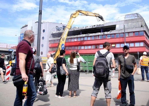 FOTO: sāk nojaukt bijušo tirdzniecības centru "Titāniks"