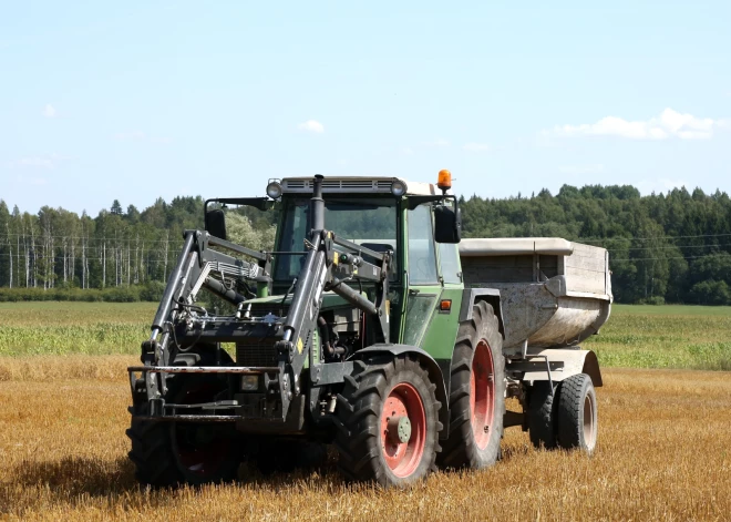 Ludzā dzīvību zaudējis vīrietis, kuram virsū uzgāzies traktors