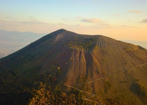 Решивший сделать селфи турист упал в вулкан Везувий