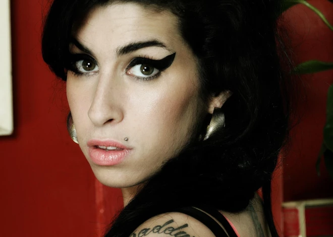 Почему фанаты Эми Уайнхаус настроены против фильма о ней? 