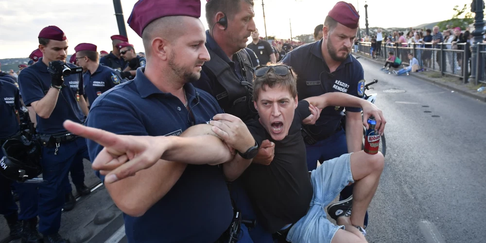 Ungārijā negaidīta nodokļu reforma izraisa protestus