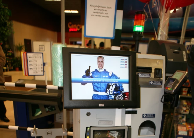 Безобидная просьба оказалась коварным планом: рижанин раскрыл способ мошенничества в супермаркетах