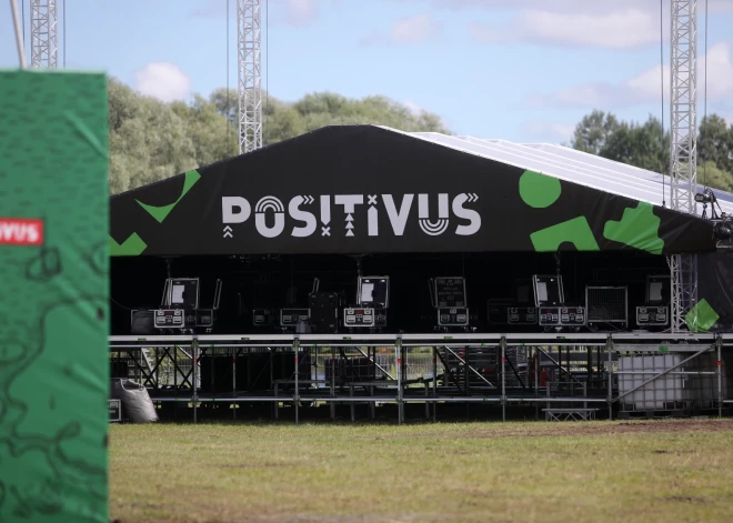 Lucavsalā norisinās gatavošanās darbi festivālam "Positivus".