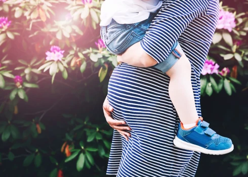 Ginekoloģe par vēlīnas grūtniecības riskiem: 20 gados ir grūti pieņemt, ka auglība nav mūžīga