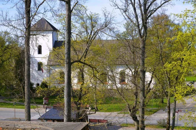 Pirms nedēļas kāds pamatīgā „pālī” esošs vīrs mēģināja izsist logu un iekāpt Grobiņas baznīcā. Tikai nekādu svētumu gan viņš nesaņēma, bet tika pie krimināllietas.