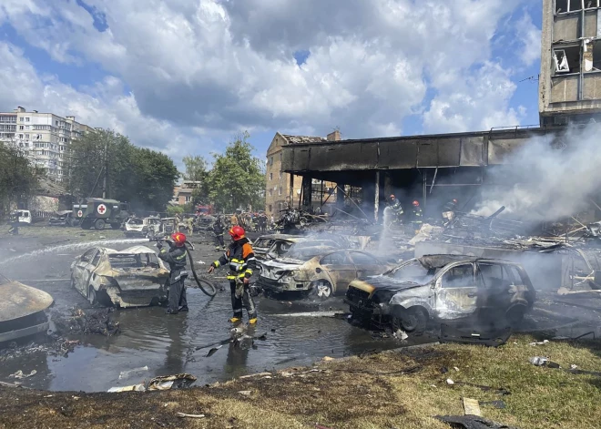 Okupanti Vinnicā apšauda biroja un dzīvojamo ēku, nogalinot vismaz 23 cilvēkus