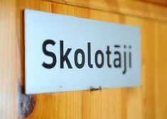 Uzraksts "Skolotāji" kādreizējā Annas Brigaderes pamatskolā.