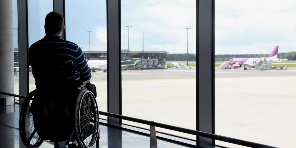 Atzīmējot 10 gadu jubileju kopš aviopārvadājumi ir pieejami cilvēkiem ar ierobežotām pārvietošanās spējām, starptautiskajā lidostā "Rīga" notiek cilvēku ar invaliditāti motivēšanai ērti un droši ceļot ar lidmašīnu veltīts informatīvs pasākums.