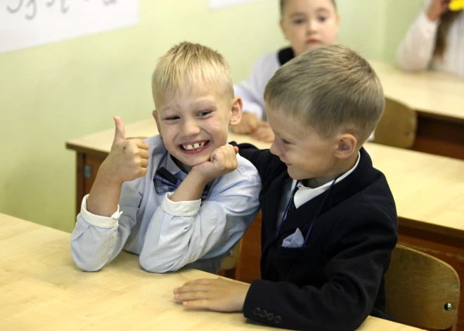 Valdība atbalsta ukraiņu bērnu mācības tikai valsts un ukraiņu valodā