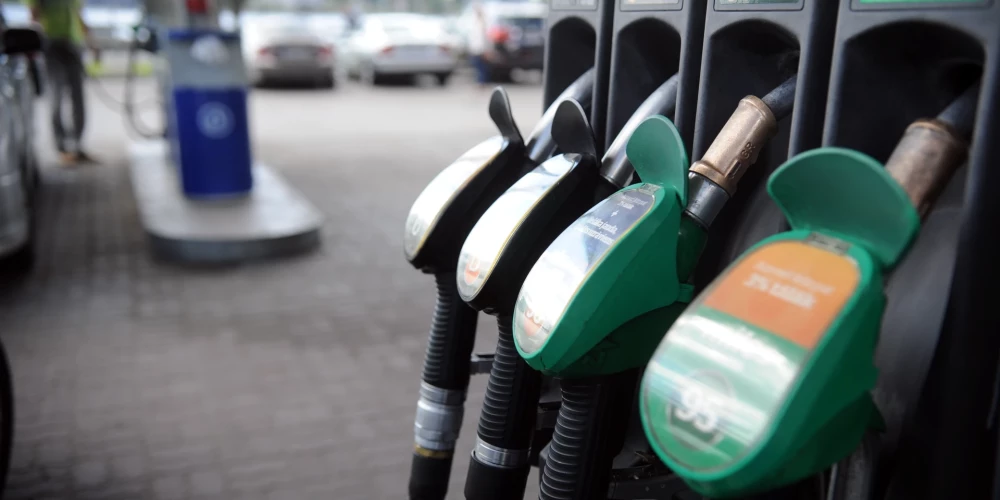 Latvijā turpina samazināties vidējā degvielas cena