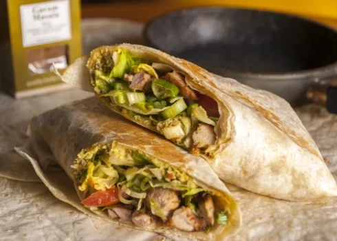 "Vēsi salāti, silta maizīte, un pa vidu smaržo karsta vistiņa – tāds ir vrapa noslēpums," stāsta Juris Kaukulis.