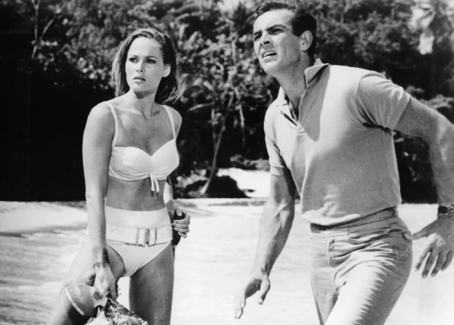 Ursula Andresa un Šons Konerijs pirmajā Džeimsa Bonda filmā “Doktors Nē”  Jamaikas pludmalē.