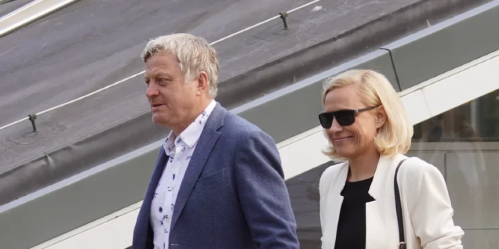 Normunds Laizāns ar smaidošu gaišmati, rokās sadevušies,  7. jūlijā Dzintaru koncertzālē. Jaunais pāris devās uz Intara Busuļa koncertu.