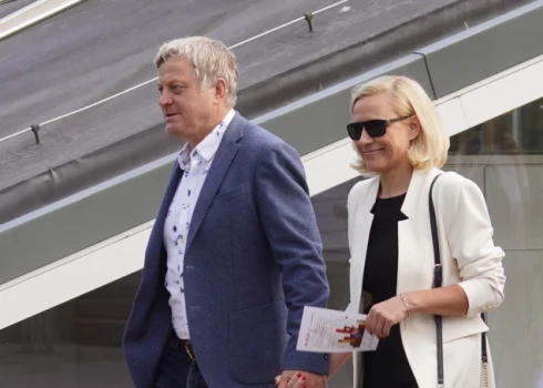 Normunds Laizāns ar smaidošu gaišmati, rokās sadevušies, 7. jūlijā Dzintaru koncertzālē. Jaunais pāris devās uz Intara Busuļa koncertu.