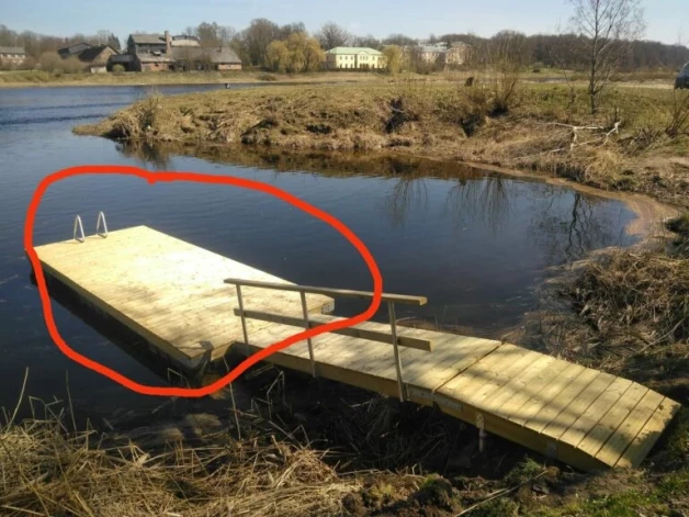 Kaut kur pirms pāris nedēļām pa Lielupi no Mežotnes pilskalni pa straumi “aizlaidās” pontonu laipas platforma. Policijai to vēl nav izdevies notvert.