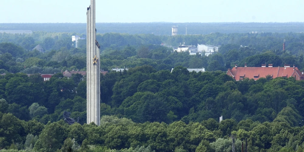 Skats uz pieminekli Padomju Latvijas un Rīgas atbrīvotājiem no fašistiskajiem iebrucējiem Uzvaras parkā no Latvijas Zinātņu akadēmijas ēkas.