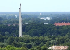 Skats uz pieminekli Padomju Latvijas un Rīgas atbrīvotājiem no fašistiskajiem iebrucējiem Uzvaras parkā no Latvijas Zinātņu akadēmijas ēkas.