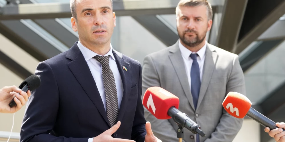 Rīgas domes priekšsēdētājs Mārtiņš Staķis (no kreisās) un pilsētas izpilddirektors Jānis Lange piedalās preses konferencē, kurā informē par jaunumiem saistībā ar pieminekļa Uzvaras parkā demontāžas procesu.