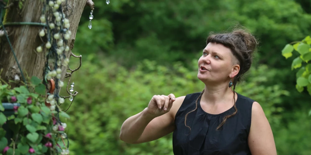 Laura Ikerte dzīvo citādi – it kā plūstot, bet arī pret straumi.