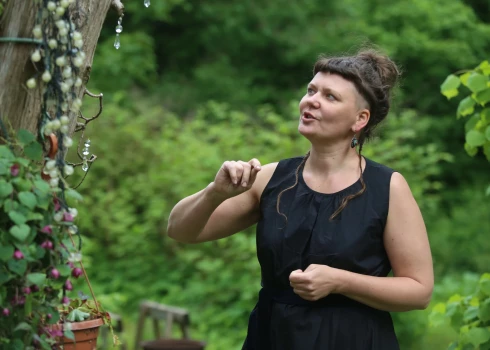 Laura Ikerte dzīvo citādi – it kā plūstot, bet arī pret straumi.