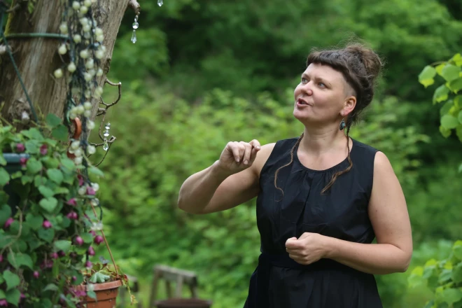 Laura Ikerte dzīvo citādi – it kā plūstot, bet arī pret straumi.