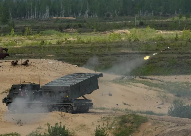 Laba kompānija "HIMARS" - Ukraina saņēmusi pirmo partiju reaktīvo zalvju iekārtu M270