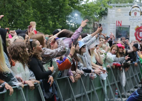 Rīgas zaļajā oāzē sācies "Positivus" festivāls. Apmeklētāji bauda atmosfēru un mūziku. FOTOREPORTĀŽA