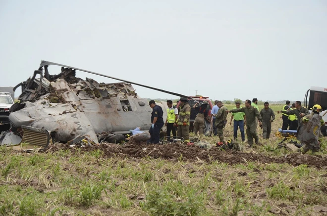 Glābēji pie avarējušā jūras spēku "Black Hawk" helikoptera.