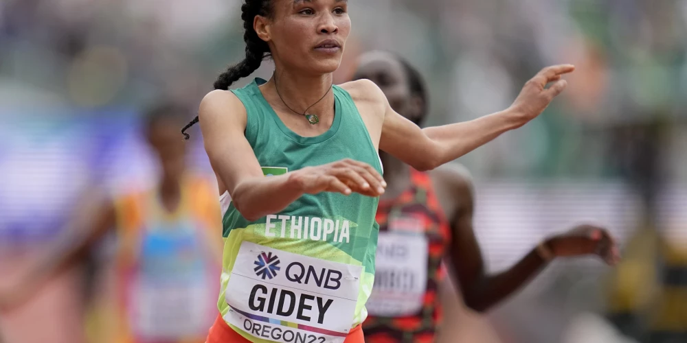 Etiopiete Gideja izcīna zeltu 10 000 metru skrējienā