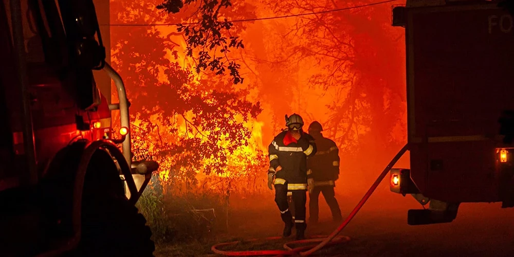 Ugunsdzēsēji netālu no Bordo ar liesmām cīnās jau kopš otrdienas, taču stiprā vēja un izkaltušās zemes dēļ liesmas strauji izplatās.