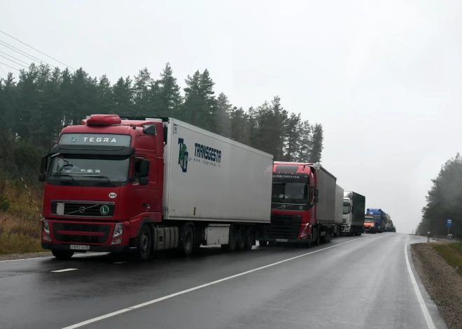 Gaidīšanas ilgums - 122 stundas. Uz Latvijas-Krievijas robežas rindā stāv apmēram 880 kravas auto