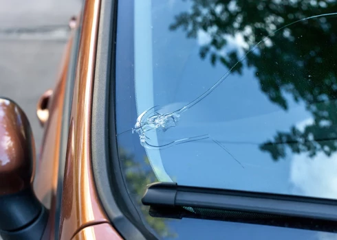 Лето - пора разбитых лобовых стекол автомобилей; возмещено почти 2 млн евро